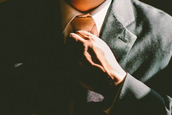 知名记者没干满两月就辞任董事长！ST圣莱的"水"有多深？