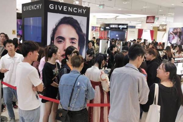 公司与行研 | 暴涨、垄断、内幕交易，“免税”凭什么让资本疯狂？