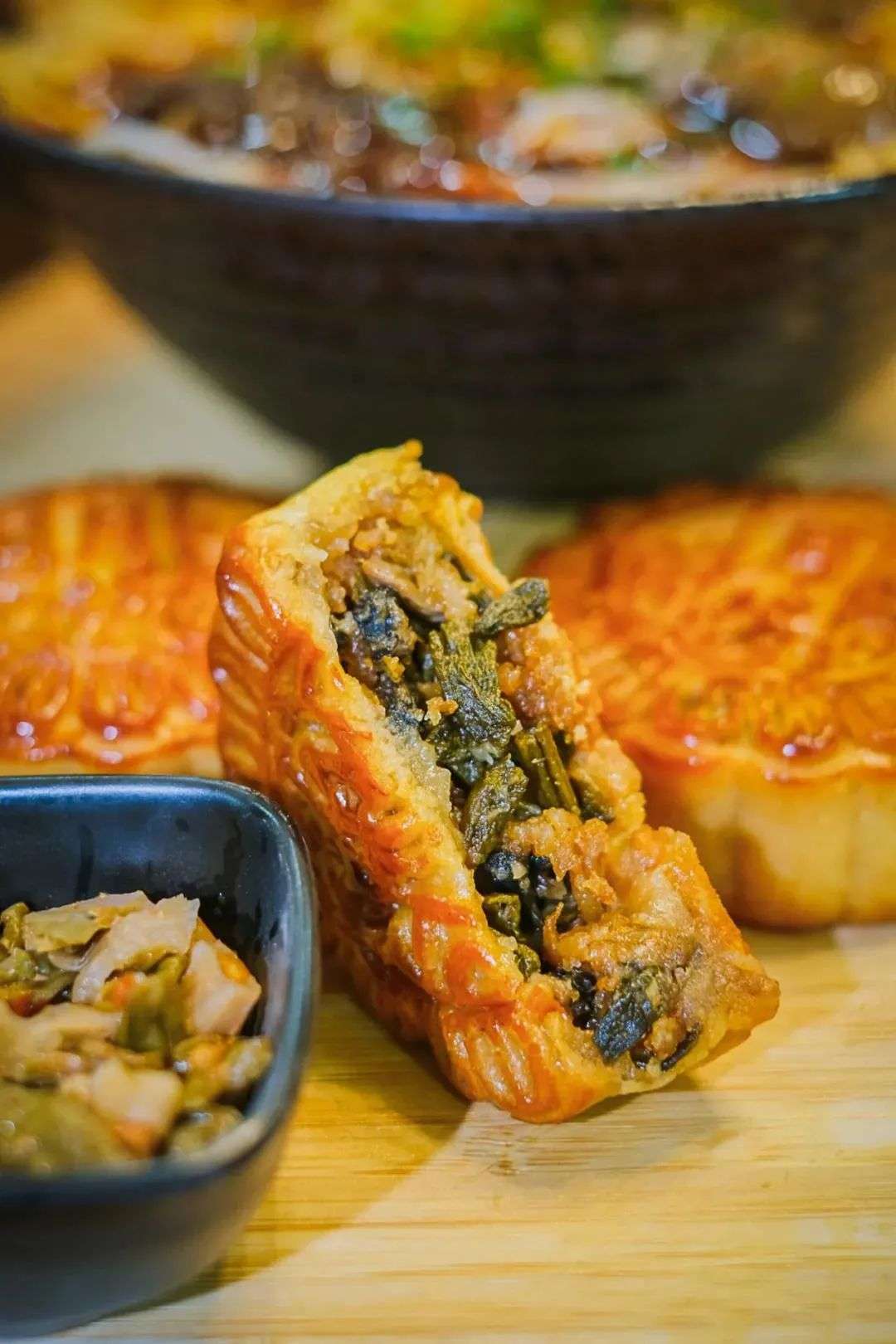 螺蛳粉终于对月饼“下手”，年轻人都在追的个性化被玩透了