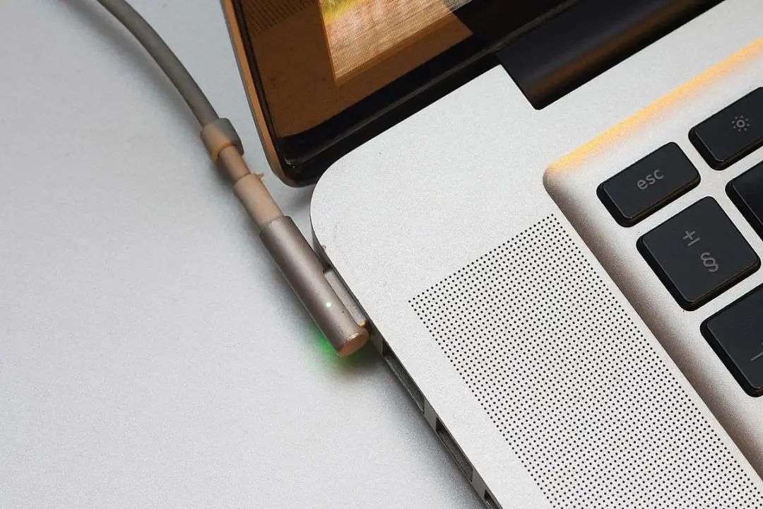 让 iPhone 12 充电翻倍的MagSafe，只是一块磁铁吗？