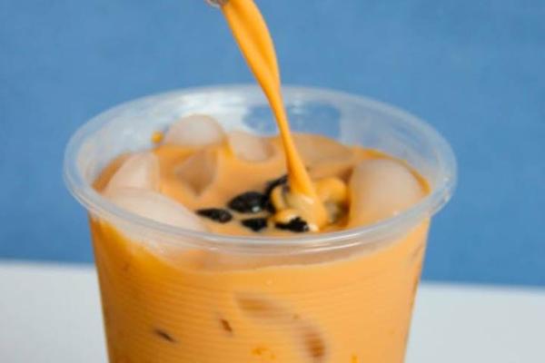 当奶茶遇上美妆：“她经济”下的新社交货币