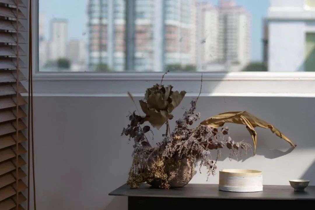 我继承了奶奶在二环的老破小，推开窗就是北京最魔幻景色