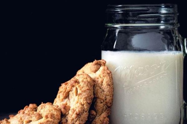 曾被当猪饲料的脱脂奶，凭什么比全脂奶卖得贵？