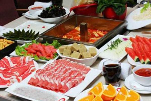 “海底捞可能有两种死法”，今年它们似乎同时冒头了