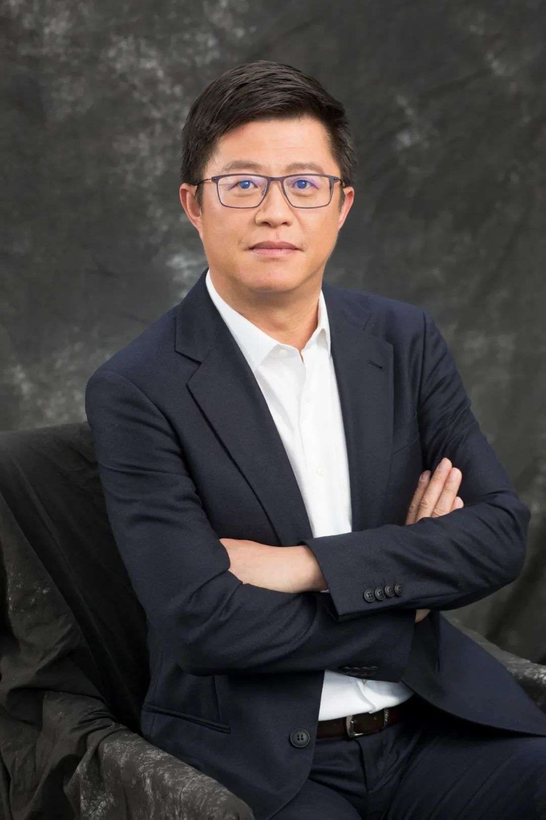 创业20年黄伟今天再次敲钟做出1200亿市值