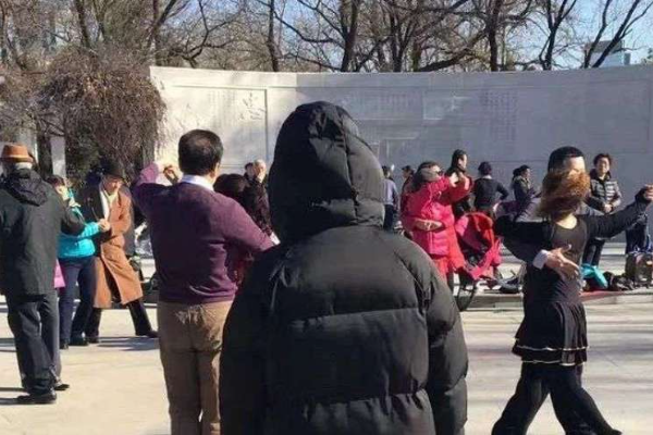 网恋、追星、情感培训，阿姨们的人造春天