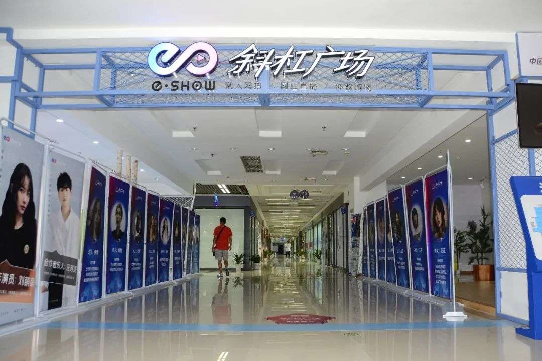 薇娅、李佳琦背后，是千千万万个“他们”