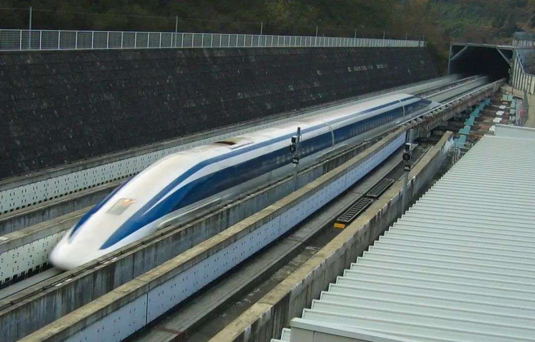 比飞机还快的「超级高铁」完成首次载人测试，到底是革新还是骗局？