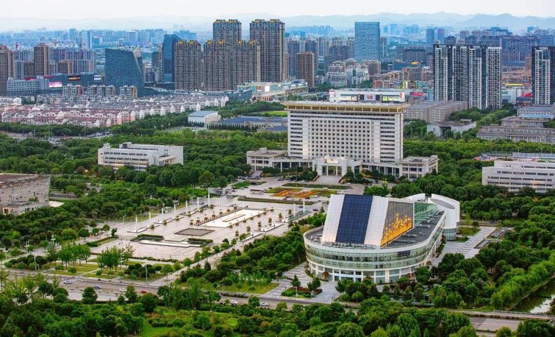 1991年底,郑永刚向上级主管部门提出股价制改造要求,鄞州政府基于先试