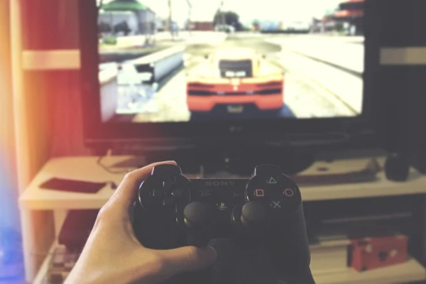 区区一个手柄，为什么成了索尼 PS5 最爽的部分？