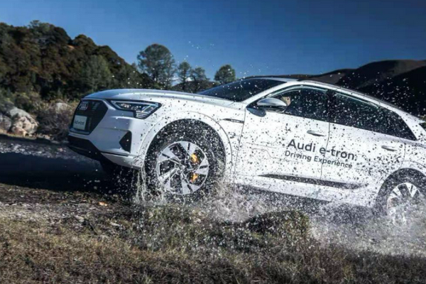 百年豪华的「破局」之作，奥迪e-tron将「豪华驾驶」注入电动时代