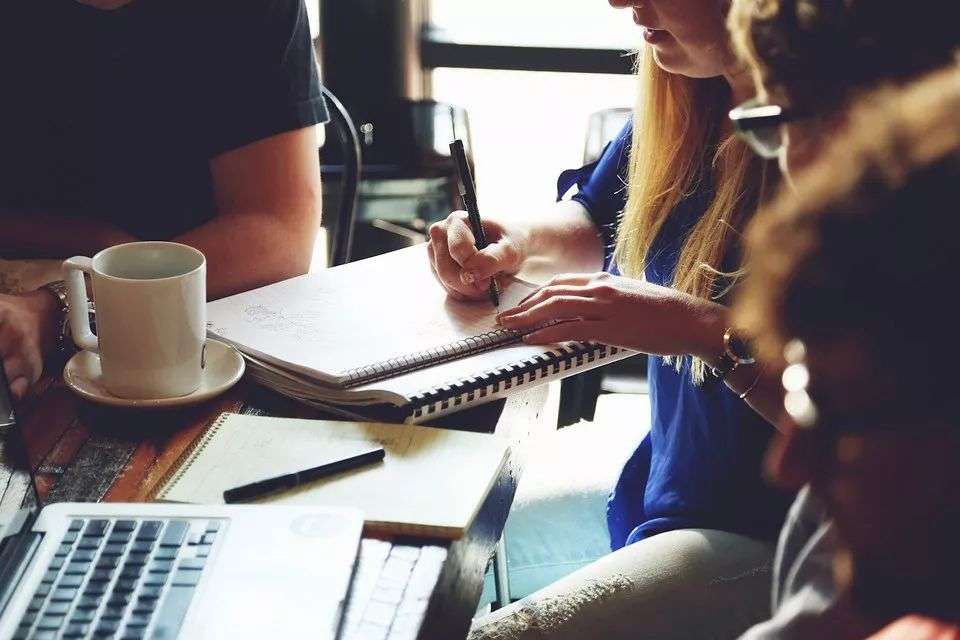 小心，越忙越穷的人，往往栽进了这3个“职场大坑”里