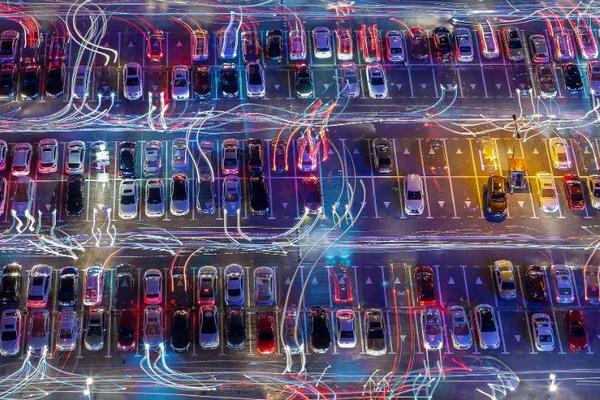 8点1氪丨拼多多盘中股价创历史新高；华大基因辟谣“基因编辑58个婴儿”；许家印称2035年要实现年产销500万辆车的宏伟目标