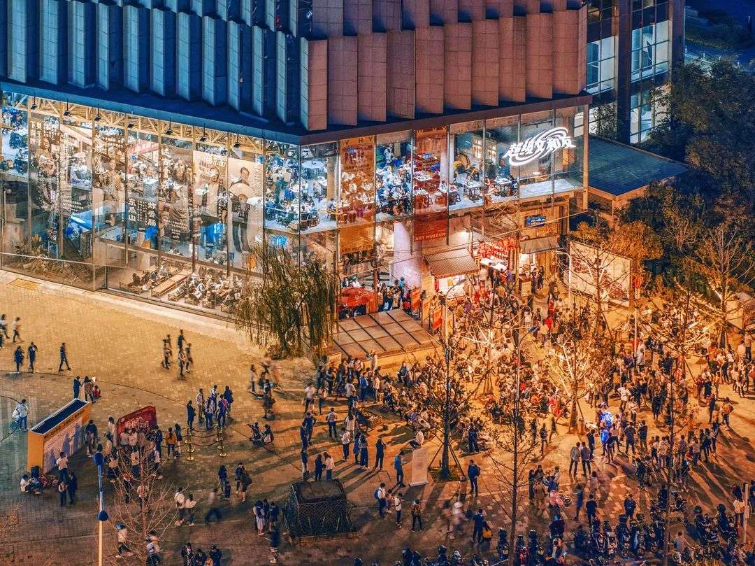 天心区夜间经济服务中心(以下简称服务中心)在黄兴南路步行街黄兴广场