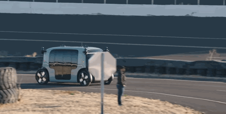 首款 Robotaxi 发布背后：Zoox 的「妥协」与亚马逊的「蓝图」