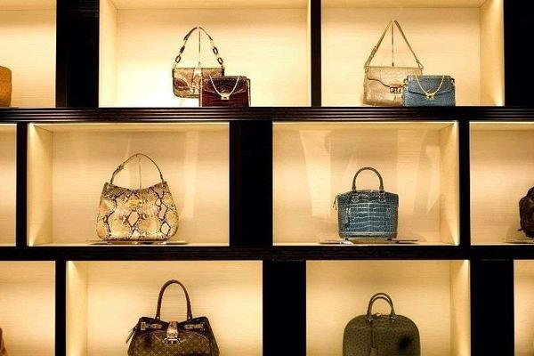 年轻人的第一只「LV」，撑起了万亿二手市场