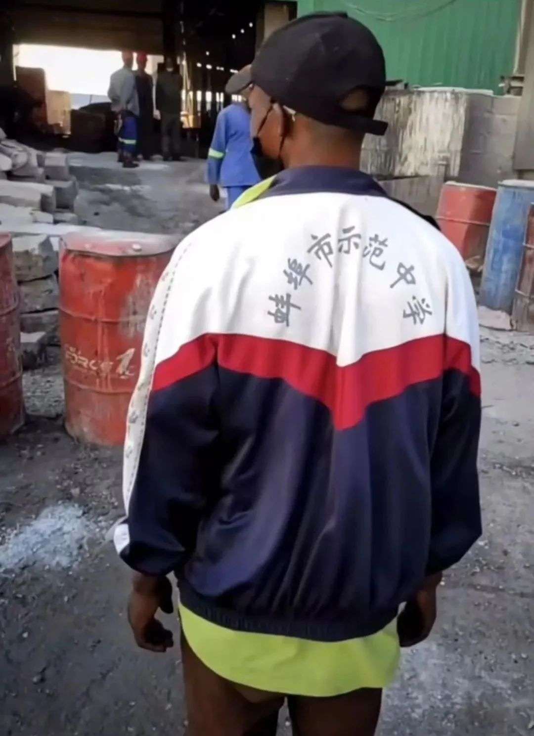 非洲人最时髦的衣服，是你扔掉的二手货