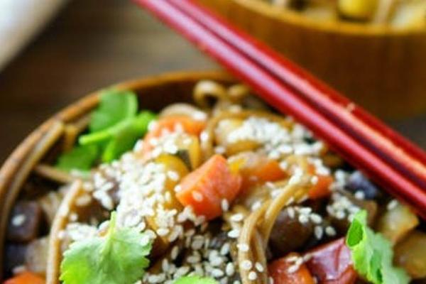 起底外卖行业：你花30元点的卤肉饭，其实是成本3元的料理包