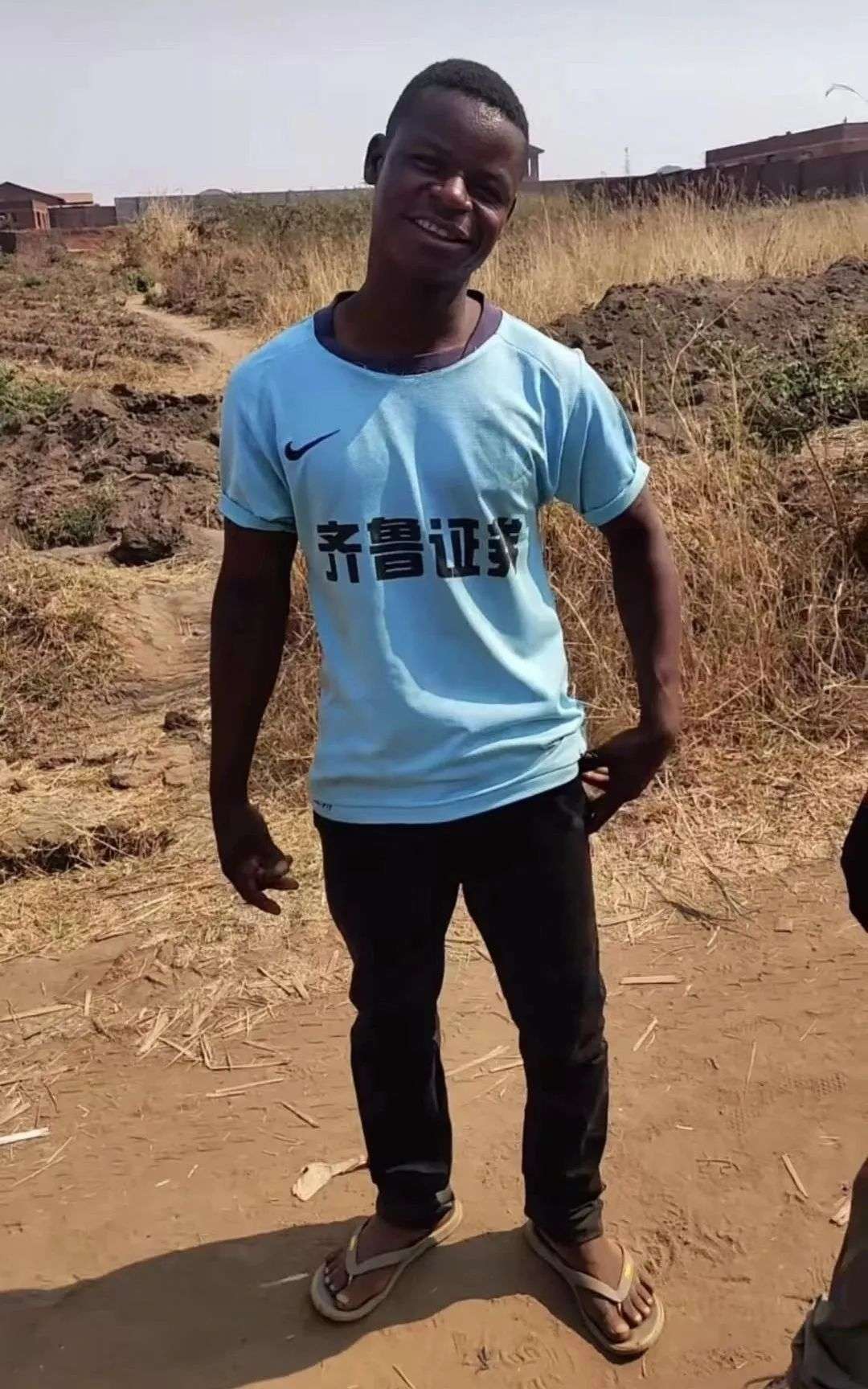 非洲人最时髦的衣服，是你扔掉的二手货