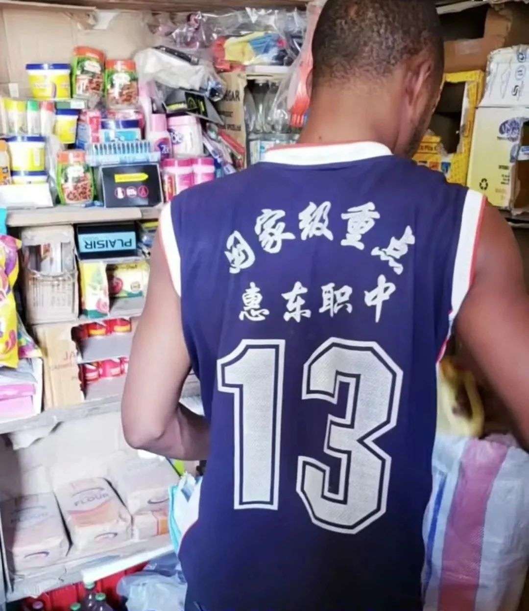 非洲人最时髦的衣服，是你扔掉的二手货