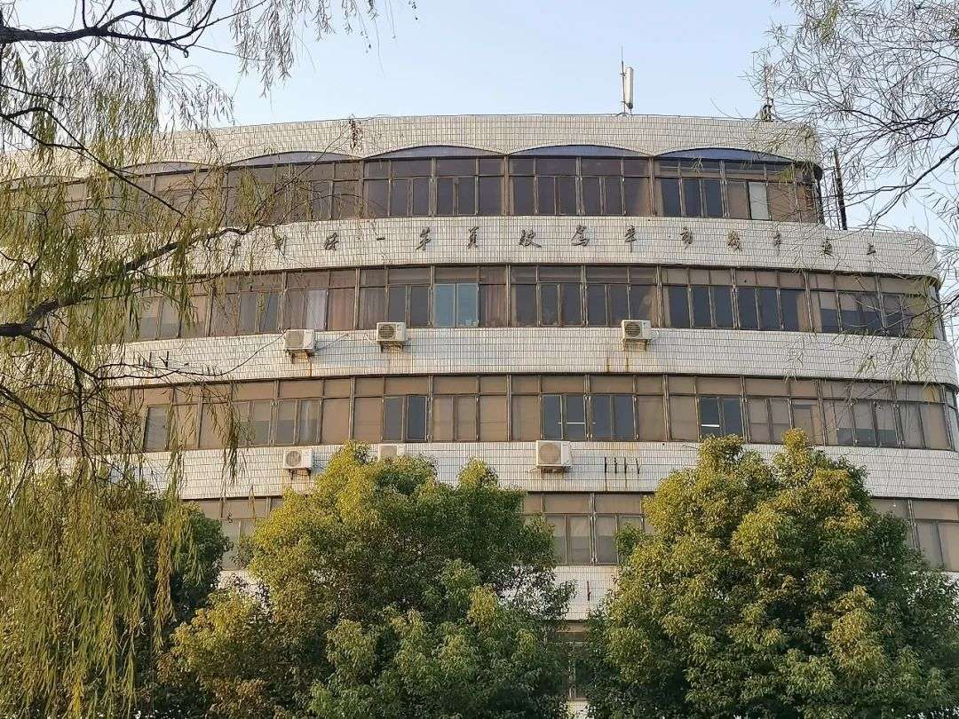 魔都有个村，居然建在高尔夫里