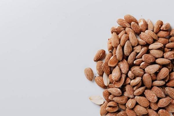 三只松鼠“一泻千里”，竞争对手扶摇直上