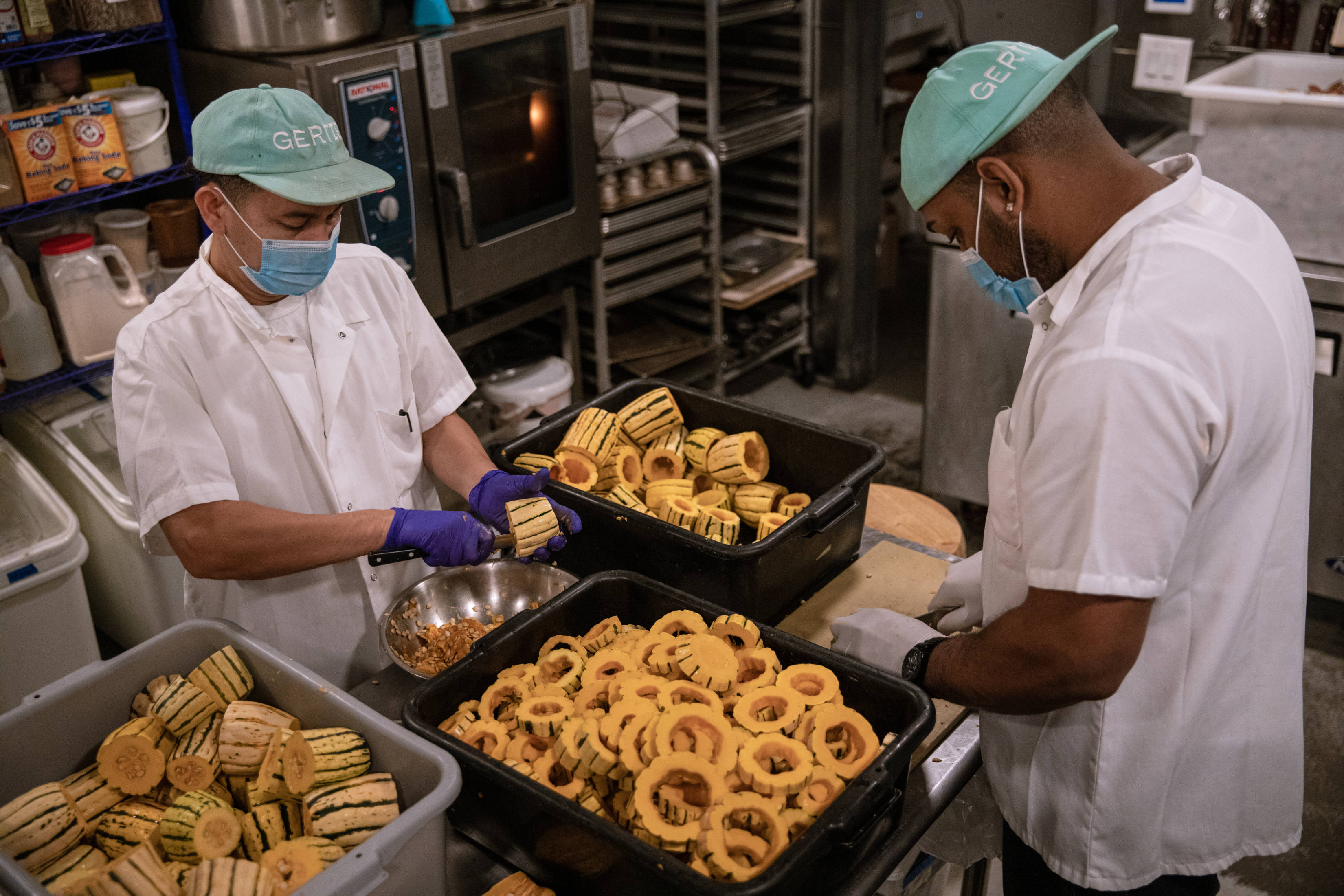 布鲁克林一家挣扎求生的餐馆:疫情中美国餐饮业的缩影