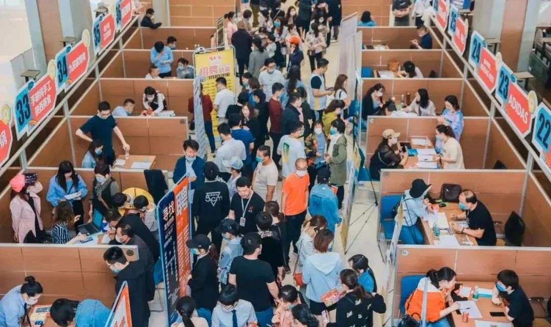 15.4万人、7.8万大学生、1.3%占比，万达交出2020年保就业成绩单