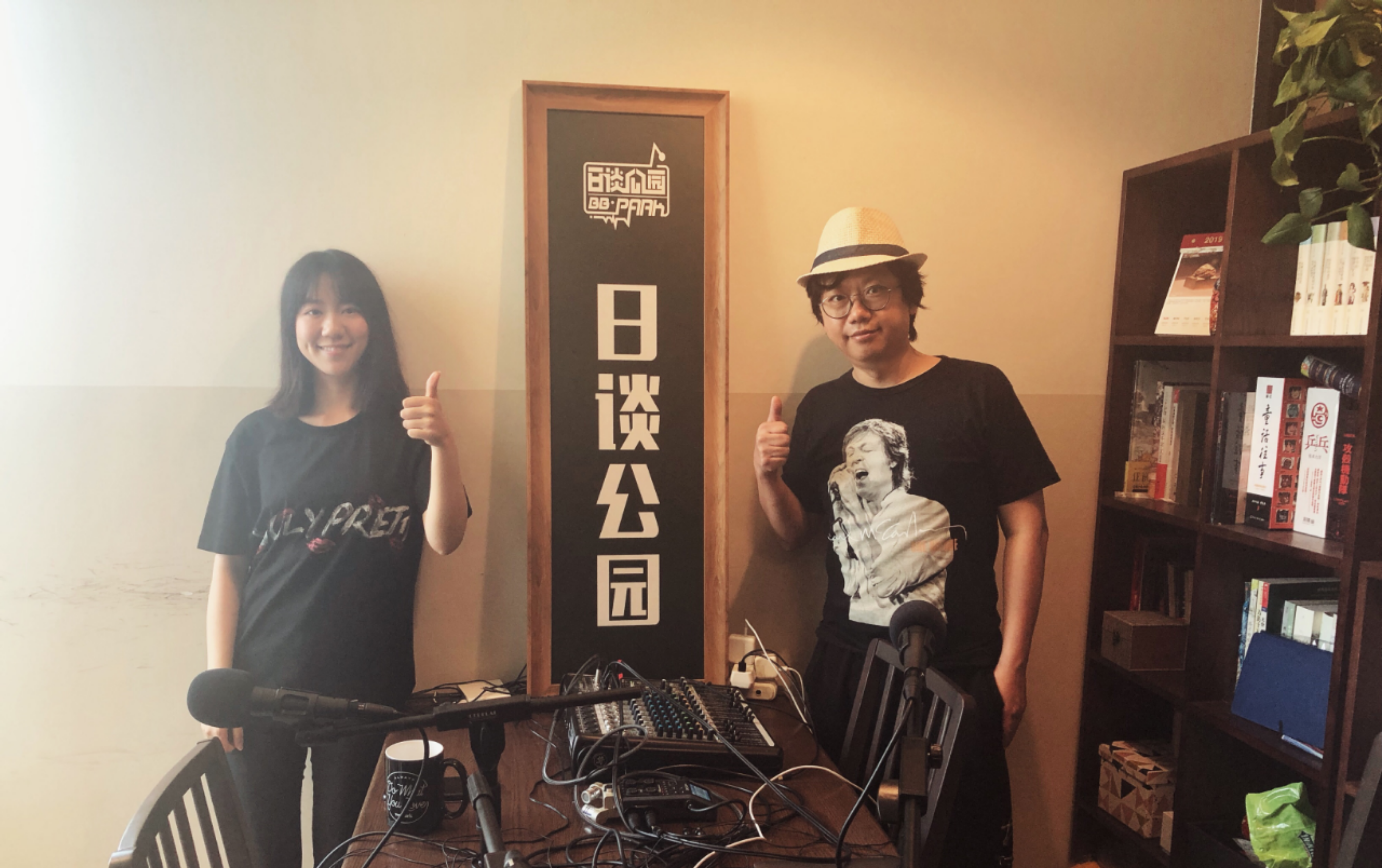 李叔(右)与民谣歌手谢春花(左)平台应该意识到播客的价值36氪:国内这