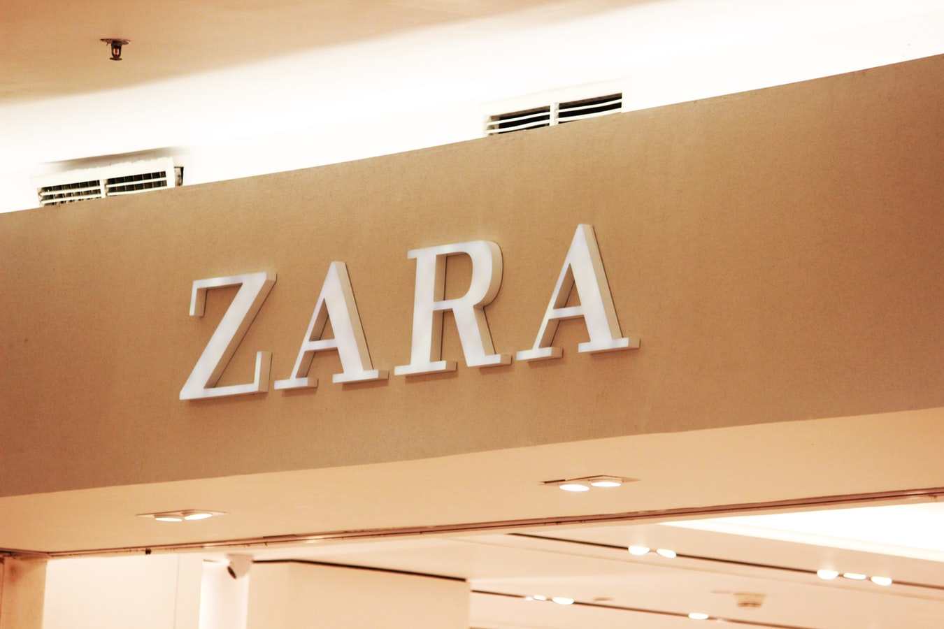 ZARA大撤退，姊妹三品牌退出中国，快时尚之王究竟错在哪了？