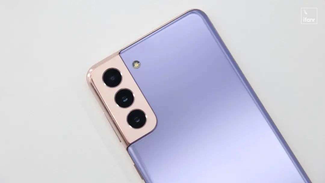 三星GalaxyS21上手：摄像头设计很吸睛，超大杯能同时开2K+120Hz