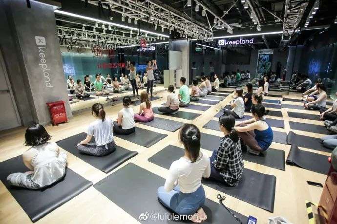 市值超400亿美元，一条瑜伽裤如何成就全球第二大运动服饰品牌？
