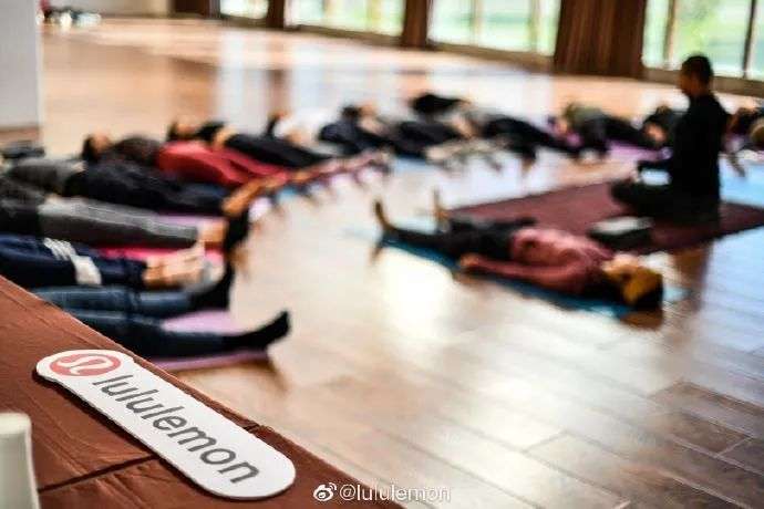 市值超400亿美元，一条瑜伽裤如何成就全球第二大运动服饰品牌？