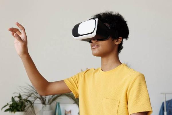 最前线 | 定位中高端，苹果或将于明年推出VR头戴设备