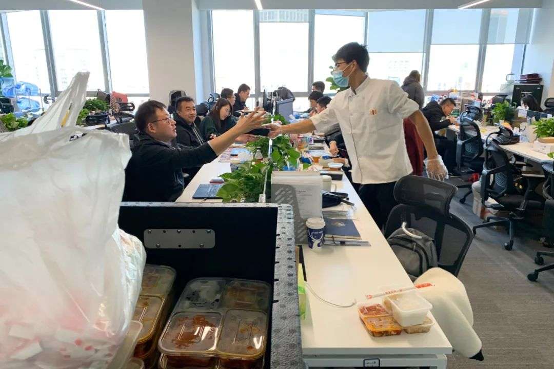 外卖巨头团餐梦难成？谁能掘得写字楼里的团餐「新动力」