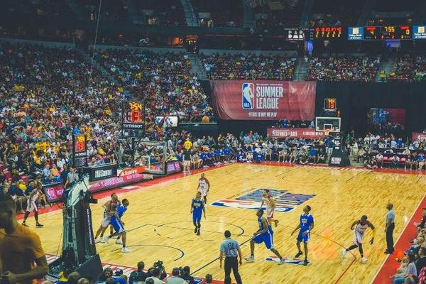 NBA 赛季推迟了半年，中场表演的演职人员也失业了