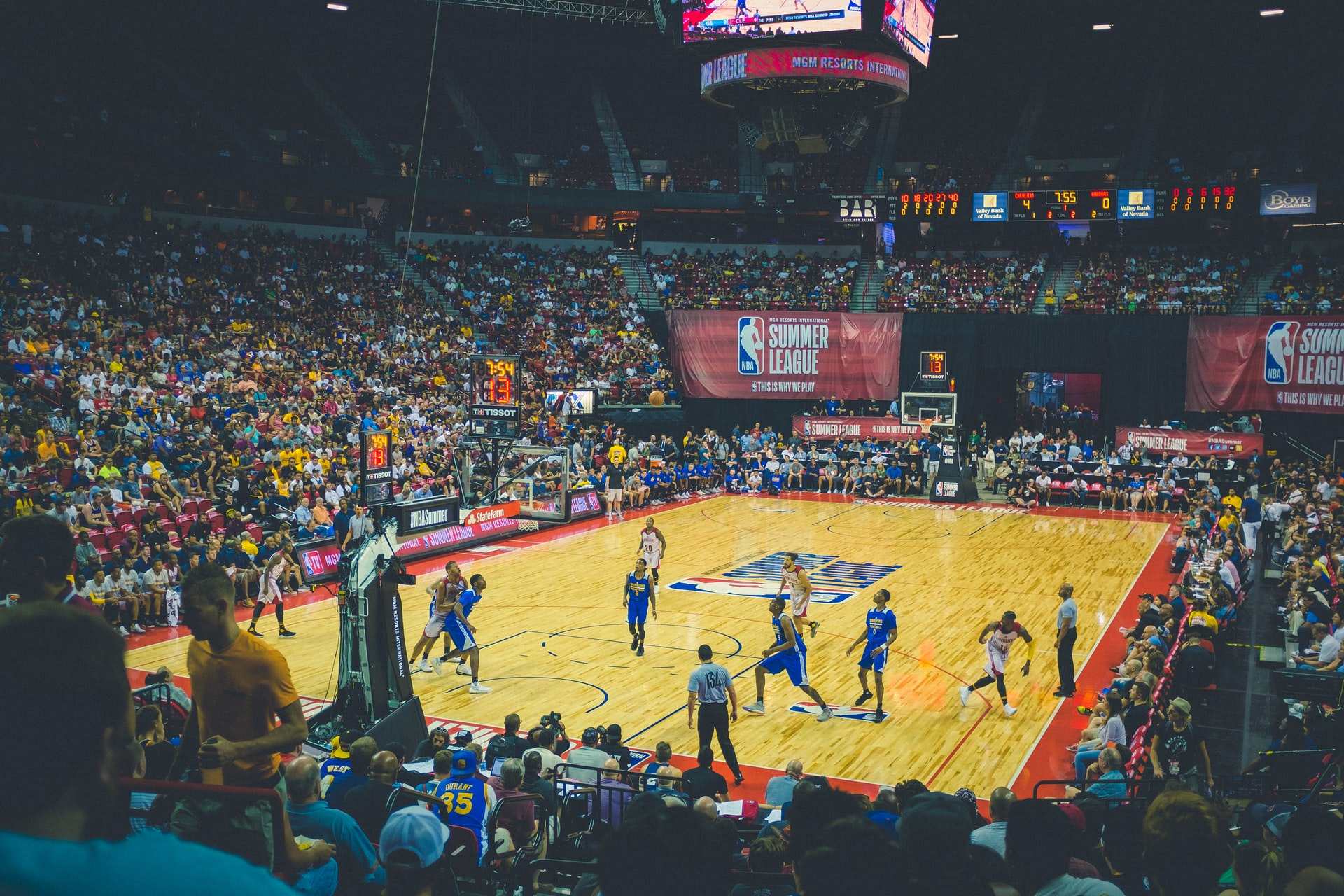 NBA 赛季推迟了半年，中场表演的演职人员也失业了