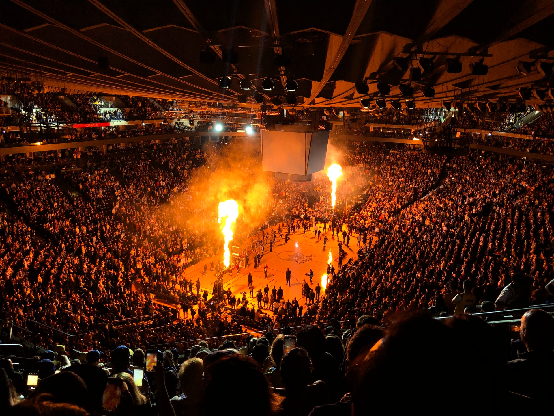 NBA 赛季推迟了半年，中场表演的演职人员也失业了