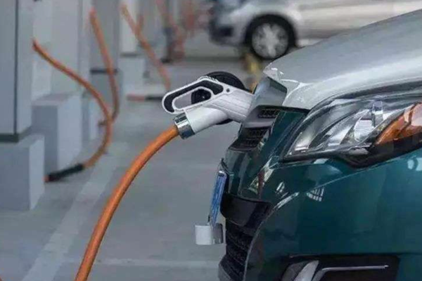 燃油车要不要换成新能源车？年轻人和中年人“吵了一架”