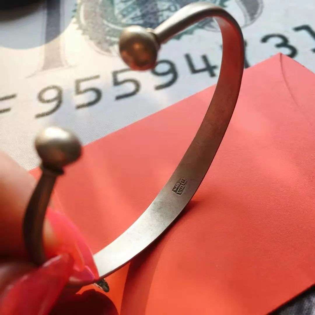过年回家，奶奶又拿出了那个压箱底的传家宝……
