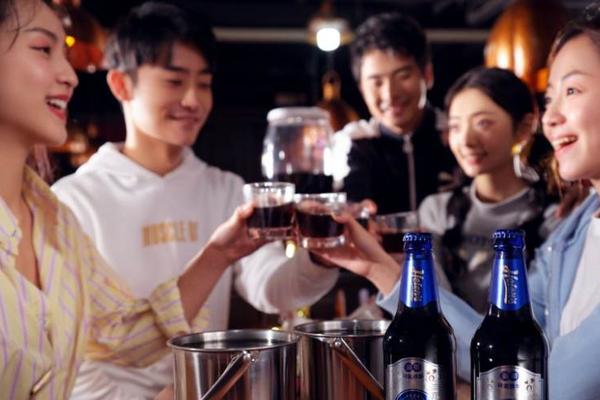 36氪独家丨“夜间星巴克”海伦司小酒馆完成3300万美元融资，黑蚁资本领投