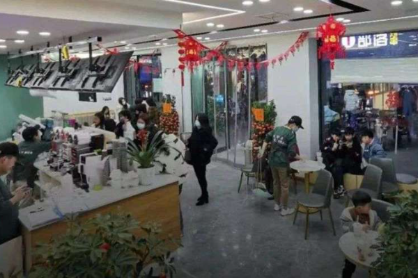 县城正流行开大店，300平茶饮店，第一个月生意就爆了