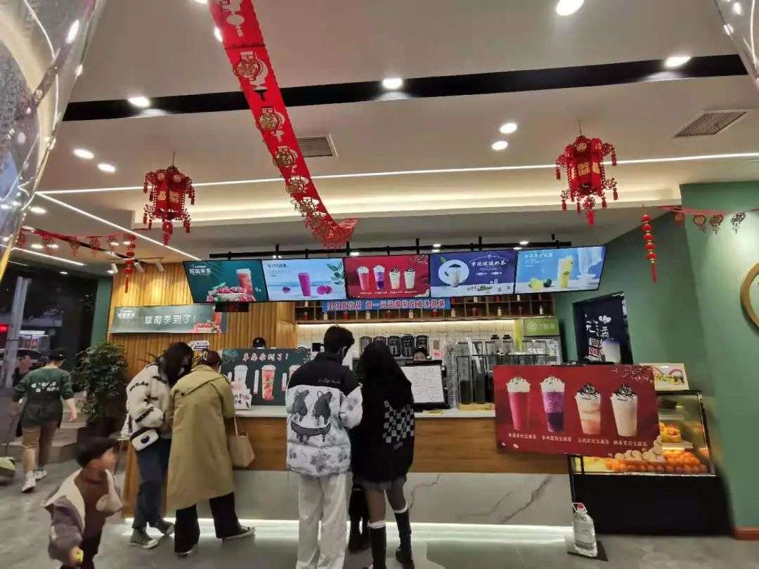 县城正流行开大店，300平茶饮店，第一个月生意就爆了