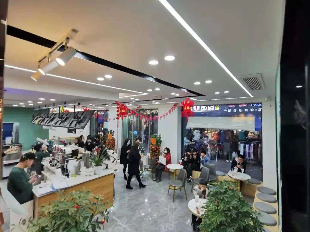 县城正流行开大店，300平茶饮店，第一个月生意就爆了