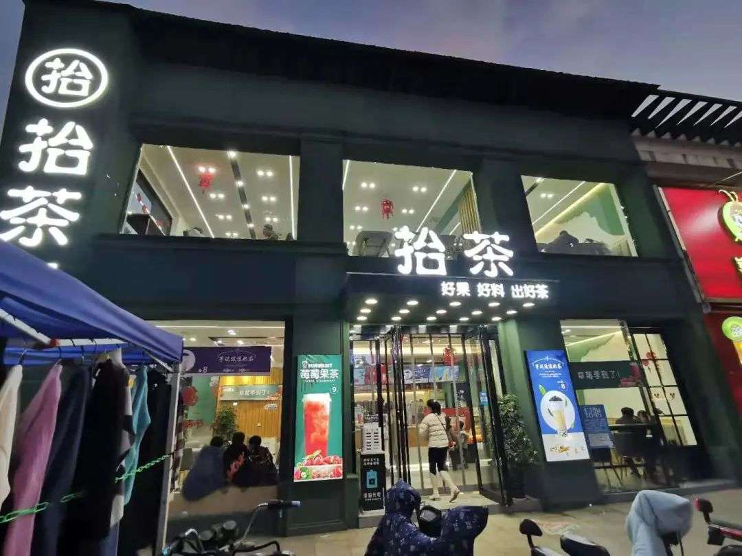 县城正流行开大店，300平茶饮店，第一个月生意就爆了