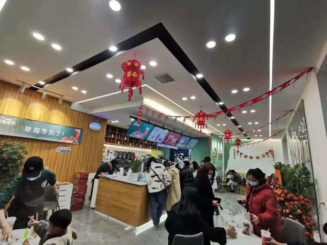 县城正流行开大店，300平茶饮店，第一个月生意就爆了