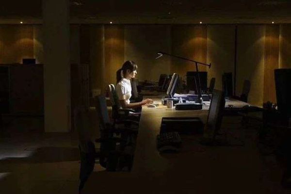 这届职场人，一边拼命一边惜命