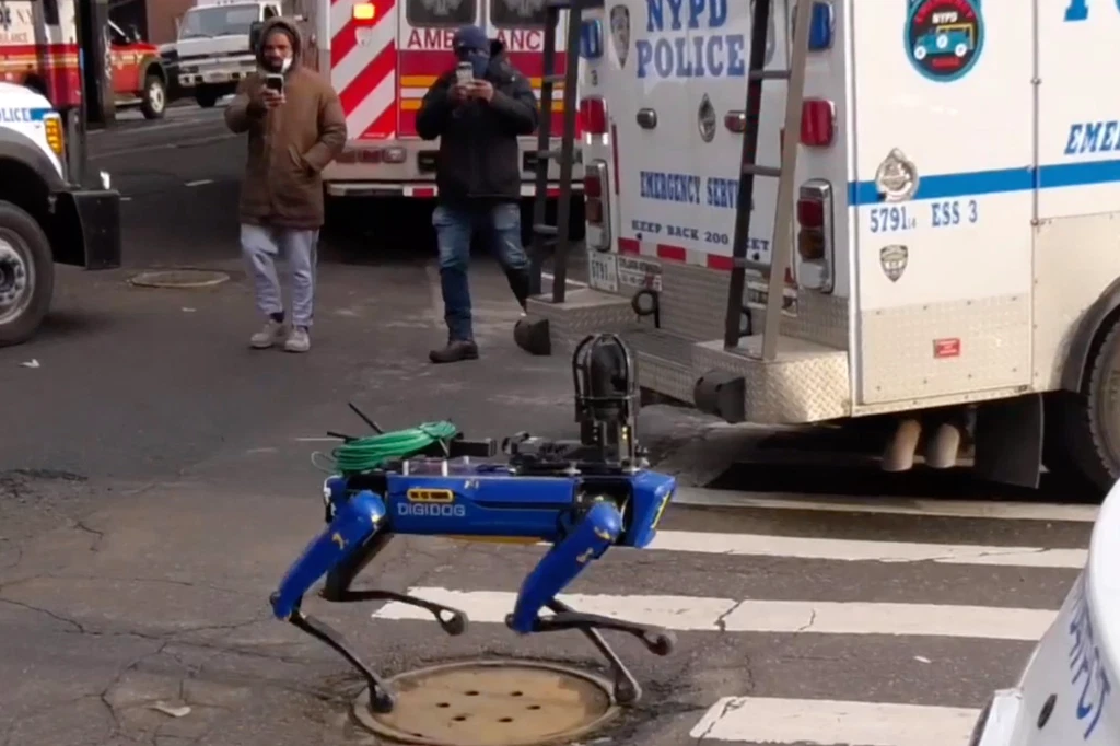 《黑镜》来了，波士顿动力机器狗上岗纽约警局，蹦蹦哒哒出街执法