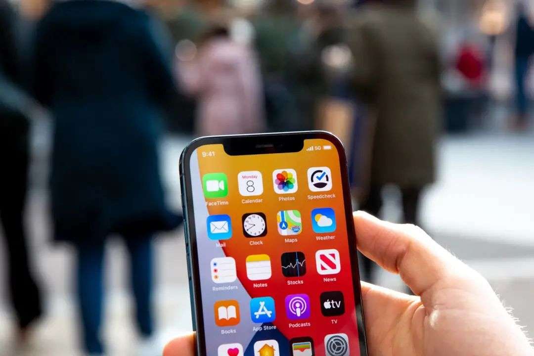 苹果登顶全球手机销售榜，买 iPhone 真的有超级周期吗？