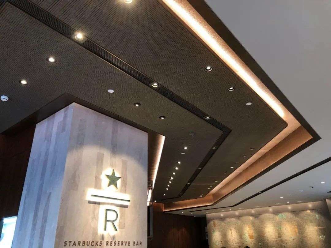 让海报动起来、灯光能引路，星巴克服务理念正在茶饮店流行
